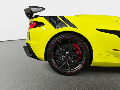 Used 2023 Chevrolet Corvette Z06 w/ Z07 Performance Package RWD image 6
