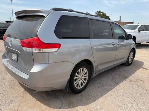 Used 2013 Toyota Sienna XLE FWD image 4