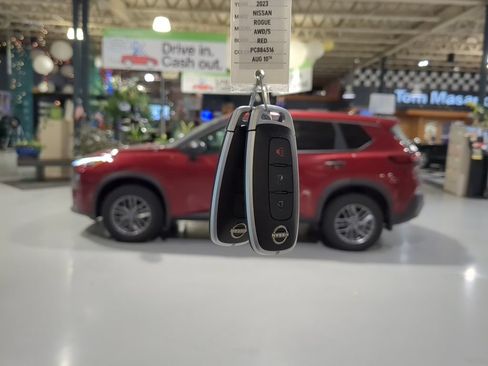 Used 2023 Nissan Rogue S AWD/4WD image 4