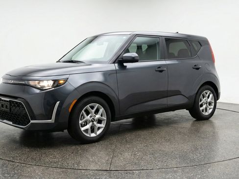 Used 2025 Kia Soul LX w/ LX Technology Package image 3