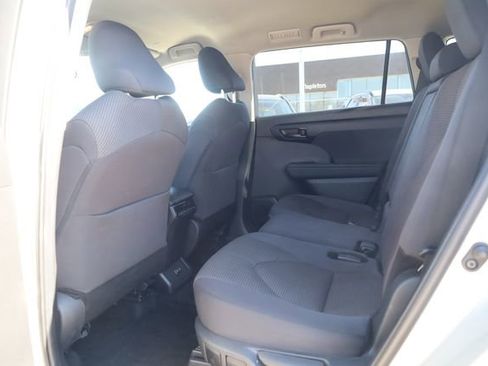 Used 2024 Toyota Highlander LE AWD/4WD image 24
