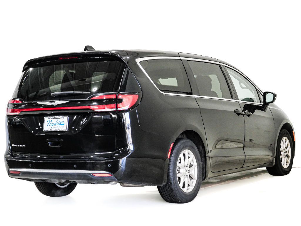 Used 2024 Chrysler Pacifica Touring-L FWD image 6