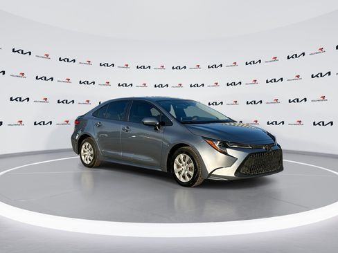 Used 2020 Toyota Corolla LE image 2