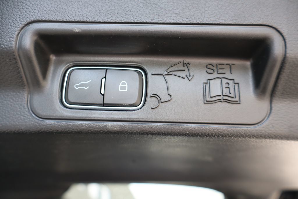 Used 2024 Ford Explorer XLT w/ Equipment Group 202A AWD/4WD image 28