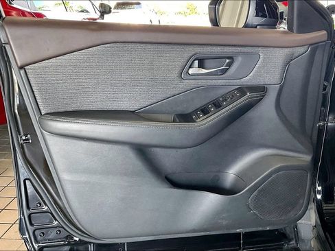 Used 2021 Nissan Rogue SV FWD image 2