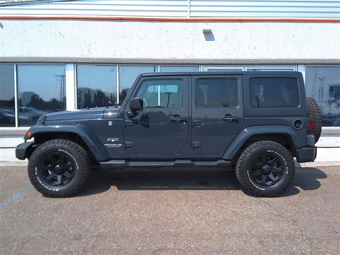 Used 2017 Jeep Wrangler Unlimited Sahara w/ Dual Top Group AWD/4WD image 2