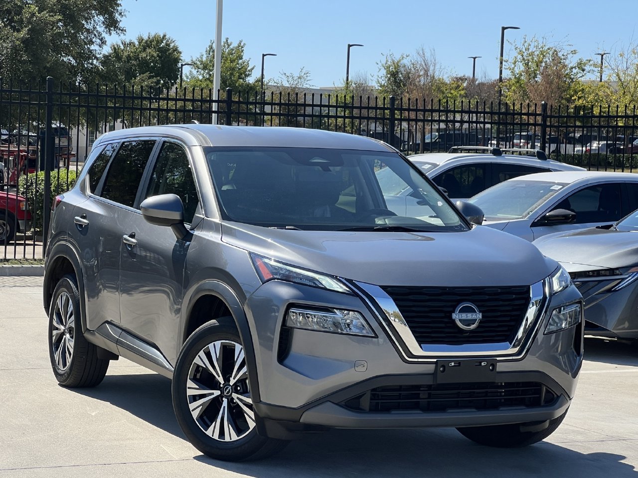 Used 2023 Nissan Rogue SV AWD/4WD image 2