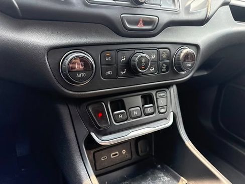 Used 2020 GMC Terrain SLE w/ Driver Convenience Package FWD image 15