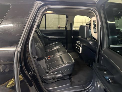 Used 2024 Ford Expedition Max XLT image 5
