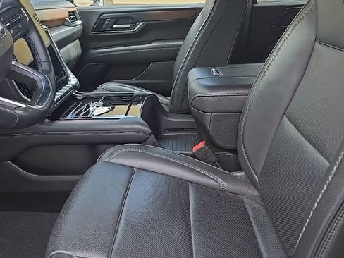 Used 2025 GMC Yukon Denali image 4