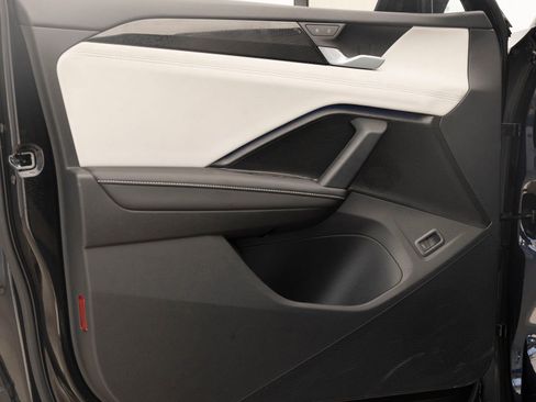 Used 2025 Volkswagen Tiguan SE image 12