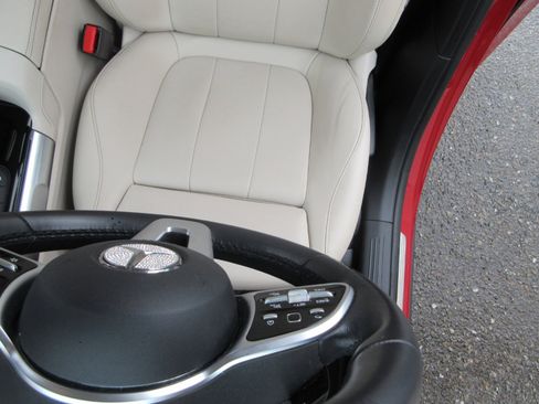 Used 2022 Mercedes-Benz GLB 250 4MATIC image 7