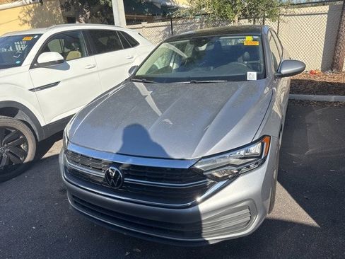 Used 2023 Volkswagen Jetta SE w/ Panoramic Sunroof Package image 2