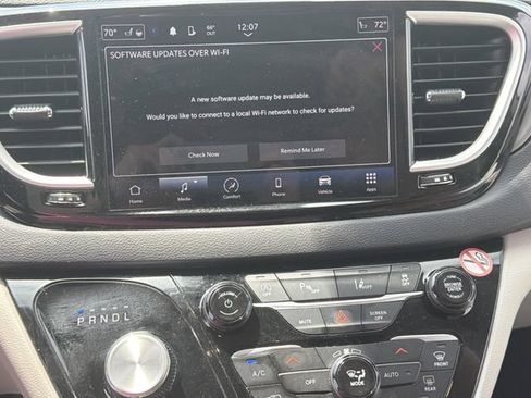 Used 2023 Chrysler Pacifica Touring-L FWD image 35