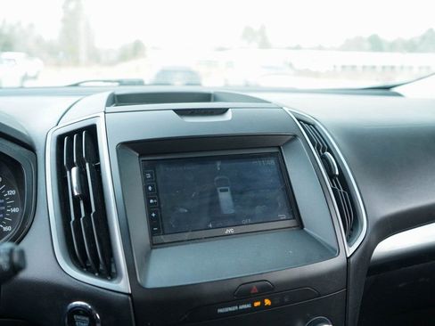 Used 2020 Ford Edge SE image 25
