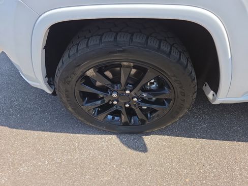 Used 2022 Jeep Grand Cherokee Laredo X image 9