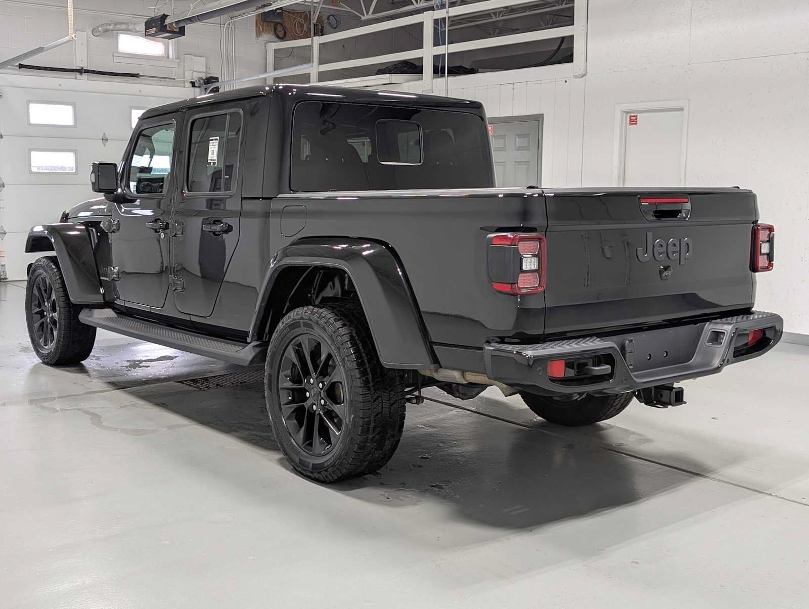Used 2023 Jeep Gladiator Overland AWD/4WD image 9