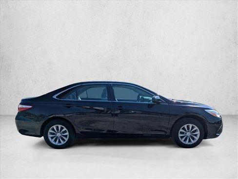 Used 2017 Toyota Camry LE image 4