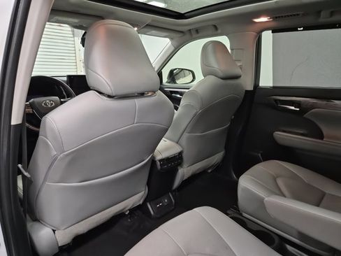 Used 2021 Toyota Highlander Platinum image 16