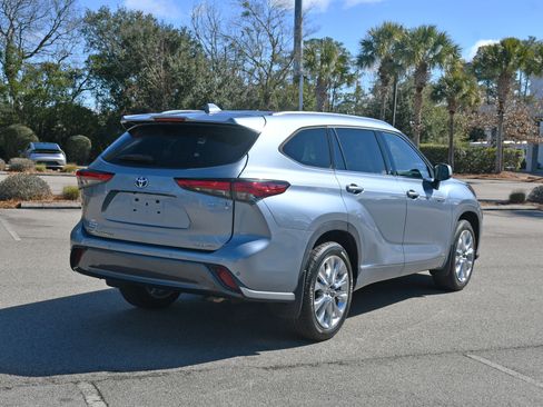 Used 2020 Toyota Highlander Limited image 3