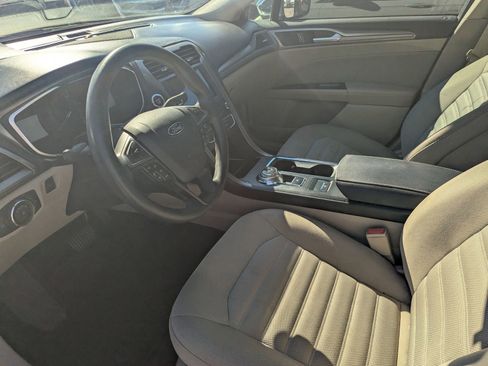 Used 2017 Ford Fusion SE w/ Fusion SE Technology Package image 8