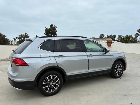 Used 2020 Volkswagen Tiguan SE w/ Panoramic Sunroof Package FWD image 9