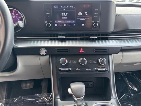 Used 2022 Kia Carnival LX FWD image 17
