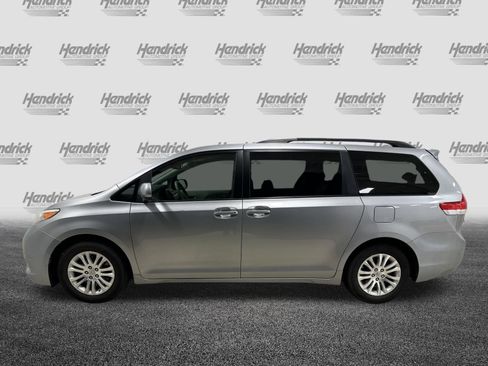 Used 2013 Toyota Sienna XLE image 7
