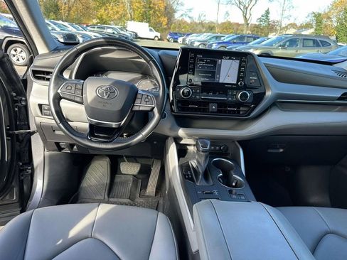 Used 2021 Toyota Highlander XLE image 18