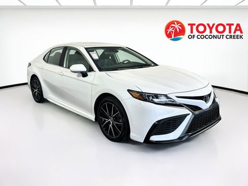 Used 2024 Toyota Camry SE w/ Convenience Package FWD image 1
