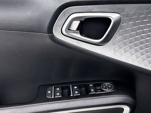 Certified 2025 Kia Soul LX w/ LX Technology Package FWD image 24