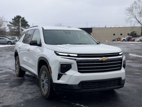 Used 2025 Chevrolet Traverse LT w/ Driver Confidence Package image 3