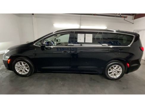 Used 2024 Chrysler Pacifica Touring-L image 5