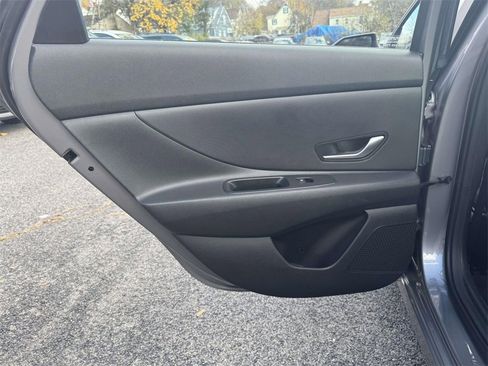 Certified 2021 Hyundai Elantra SE image 11