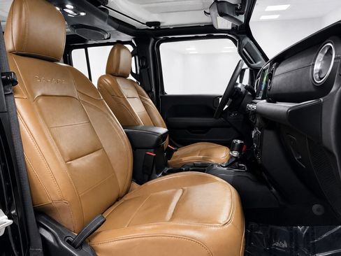 Used 2023 Jeep Wrangler Unlimited Sahara w/ Cold Weather Group AWD/4WD image 19