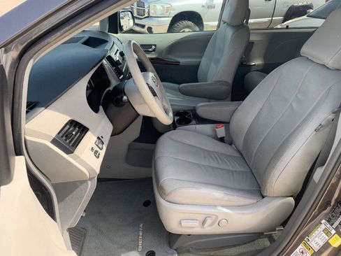 Used 2014 Toyota Sienna XLE image 6