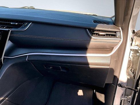 Used 2024 Jeep Grand Cherokee L Laredo image 17