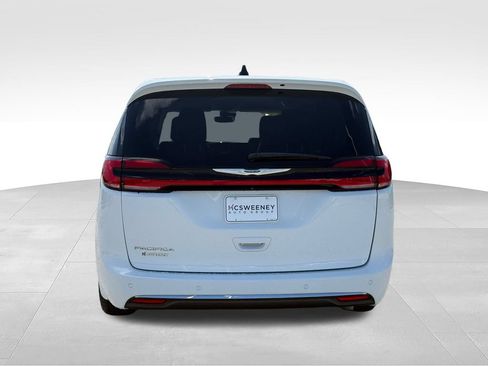 Used 2023 Chrysler Pacifica Touring-L FWD image 28