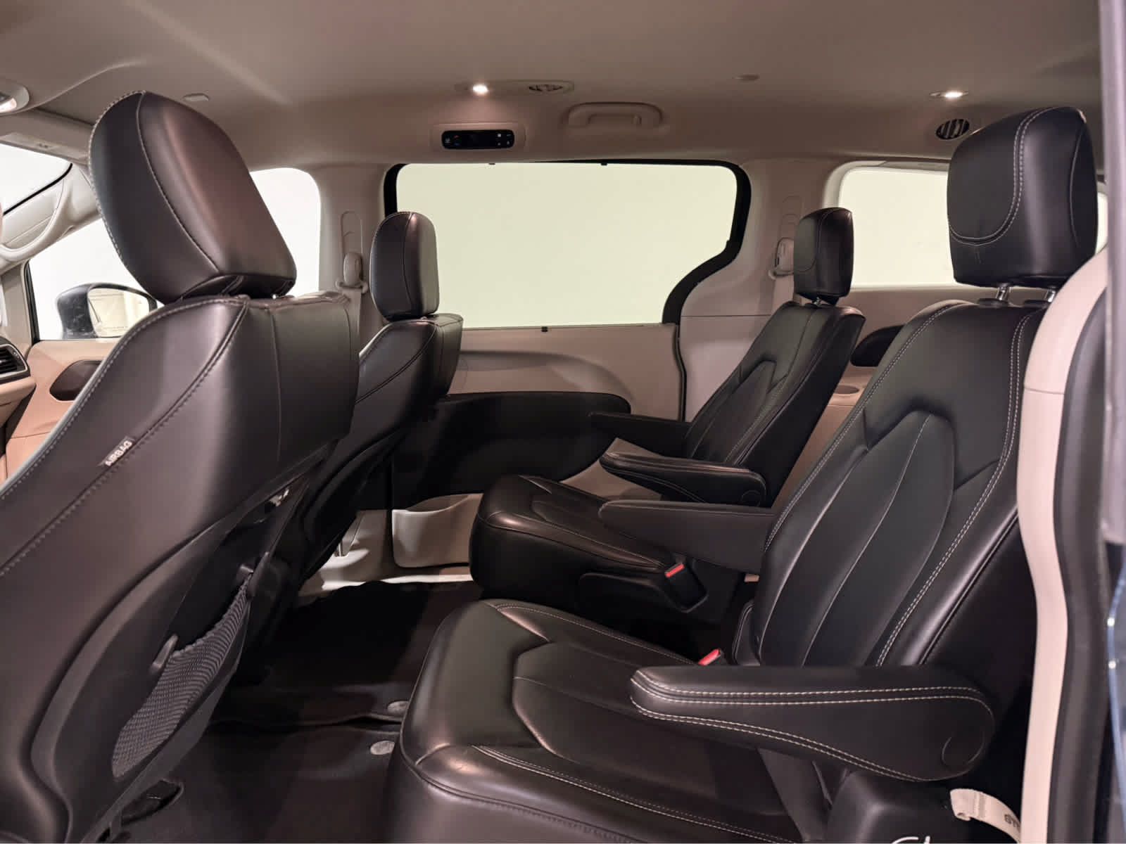 Used 2023 Chrysler Pacifica Touring-L FWD image 13