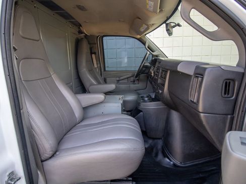 Used 2016 Chevrolet Express 3500 Extended image 16