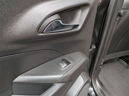 Used 2025 Chevrolet Trax LT w/ LT Convenience Package image 28