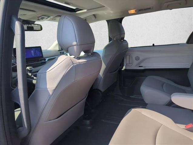 Used 2025 Toyota Sienna XLE FWD image 23