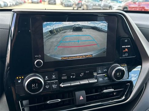 Certified 2024 Toyota Highlander XLE image 29