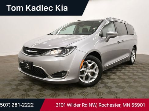 Used 2017 Chrysler Pacifica Touring-L Plus w/ Tire & Wheel Group FWD image 1