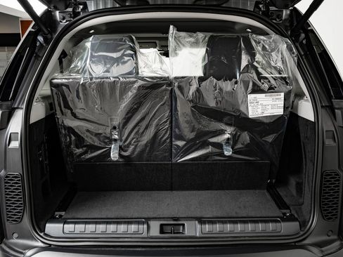 New 2026 Land Rover Discovery S image 22