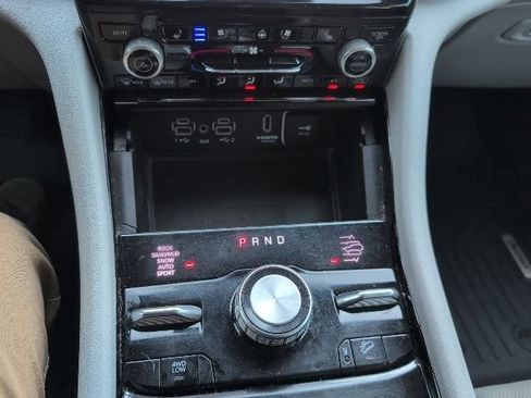 Used 2023 Jeep Grand Cherokee Overland w/ Luxury Tech Group IV AWD/4WD image 23