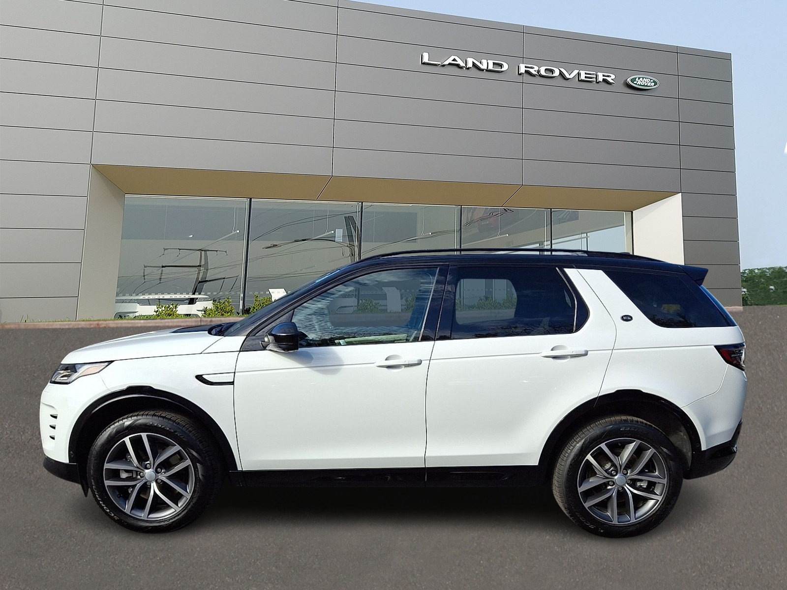 Used 2026 Land Rover Discovery Sport Landmark AWD/4WD image 6