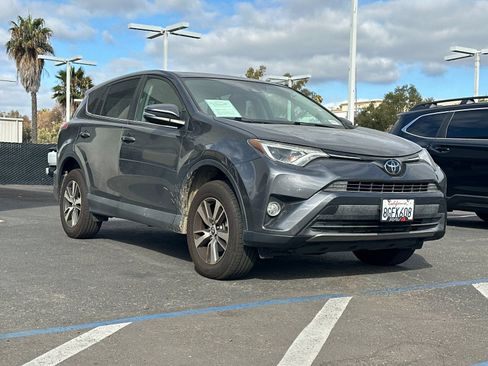Used 2018 Toyota RAV4 XLE w/ Carpet Mat Package FWD image 4