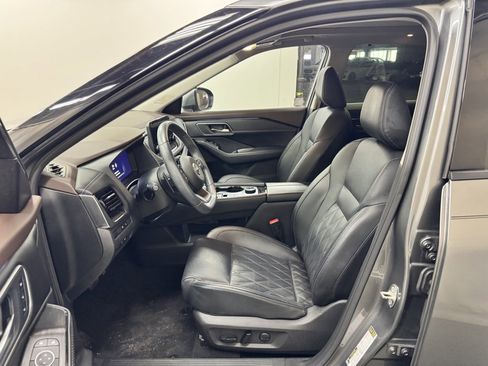 Used 2023 Nissan Rogue Platinum w/ Platinum Premium Package image 14