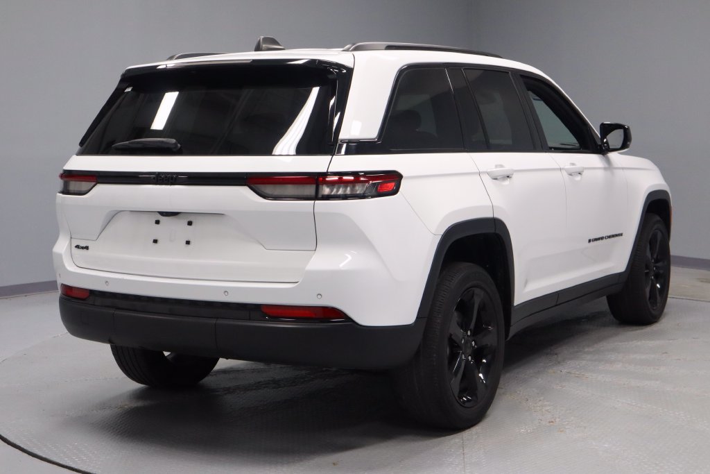 Used 2023 Jeep Grand Cherokee Altitude AWD/4WD image 11
